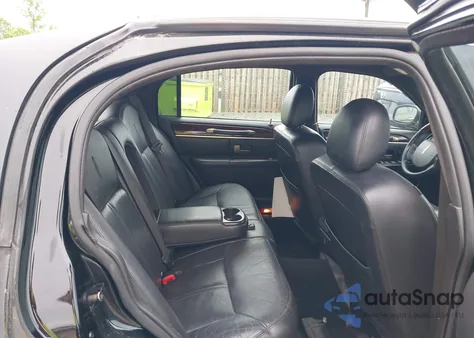 2010 Lincoln Town Car Signature Limited z USA, uszkodzony, nr VIN 2LNBL8CV0AX752950